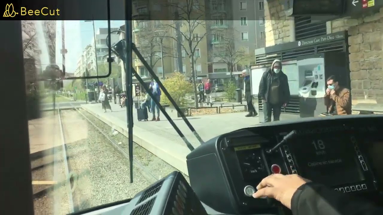 Voyage a bord ligne T3 rame 902 Vaulx en Velin la Soie - Gare Part Dieu Villette