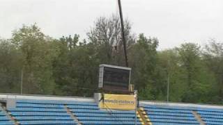 Демонтаж старого табло на стадионе 