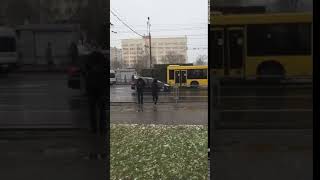 Парень бросает снежок в автозак в Минске