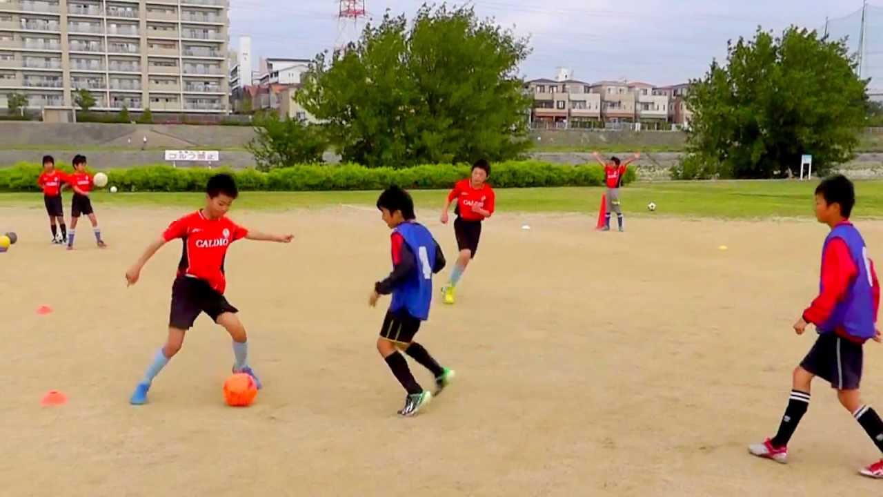 戦術練習の導入に 2対2で局面打開力の習得 シェアトレ サッカーの練習動画が満載