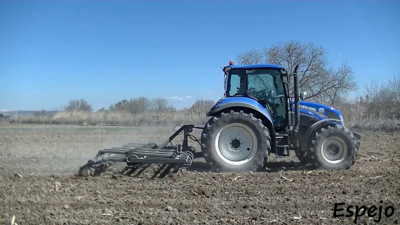New Holland T5 115 E.C. y Tsa 125 con preparador o semicultivador.