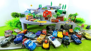 たくさんのカーズが山道をドライブします！【おもちゃ】【トミカ】【カーズ】Many cars drive on mountain roads! [Toys] [Tomica] [Cars]