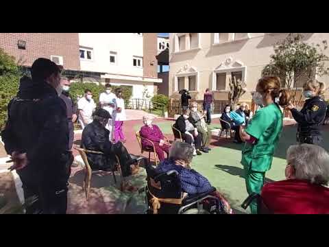 Fiesta en la Residencia Nuestra Se&ntilde;ora de &Aacute;frica por el regreso del 'Plan Mayor' de la Polic&iacute;a