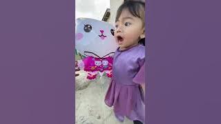 Si Cantik Mikayla Beli Balon Karakter Hello Kitty
