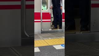 ドア前居座り猫→「ドア閉まるよ！」で1歩だけ下がるの偉い🐱🚪 #cat #猫 #JR #station #japan @chiero_piero
