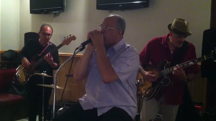 Harry Sutton Sr. singing the Blues at Jes Restaura...