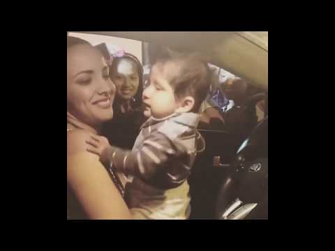 Rosángela Espinoza firma de autografos saliendo de ESTO ES GUERRA.