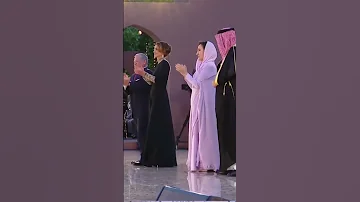الفنان محمد عبده أثناء ادائه زفة الحفل الملكي الاردني 