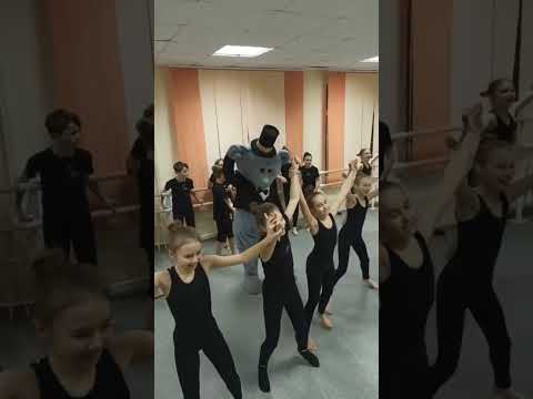 Оригинальное поздравление с Днем Рождения #ростовыекуклы #мишкатедди #танцы #солнцемонако