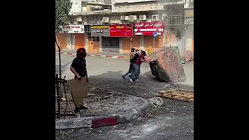 مقاوم فلسطيني ينشد يا يما بثوب جديد خلال المواجهات مع قوات الاحتلال الساروت فلسطين 