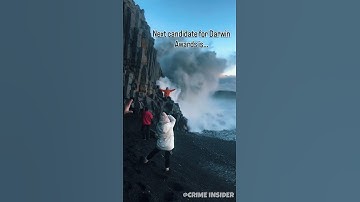 Deadly Wave Hits Iceland’s Reynisfjara Beach, Sweeping Tourists Into the Sea #shorts #storm #waves
