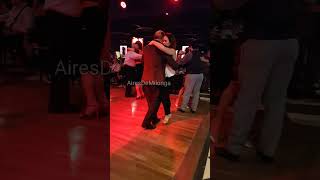 Tango baile pasos de tango. Anabella y Daniel Milongueando en milonga Parakultutal