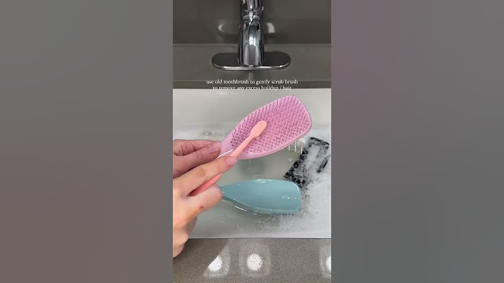 HOW to clean hairbrushes (oily hair ppl NEED this)🫧 #hairtips