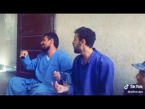 شاهد سجين يمني يغني في السجن بصوت أكثر من رائع 