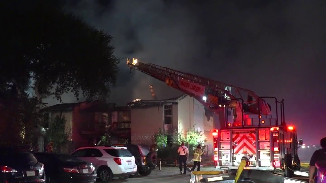 Fire at vacant apartment building - YouTube