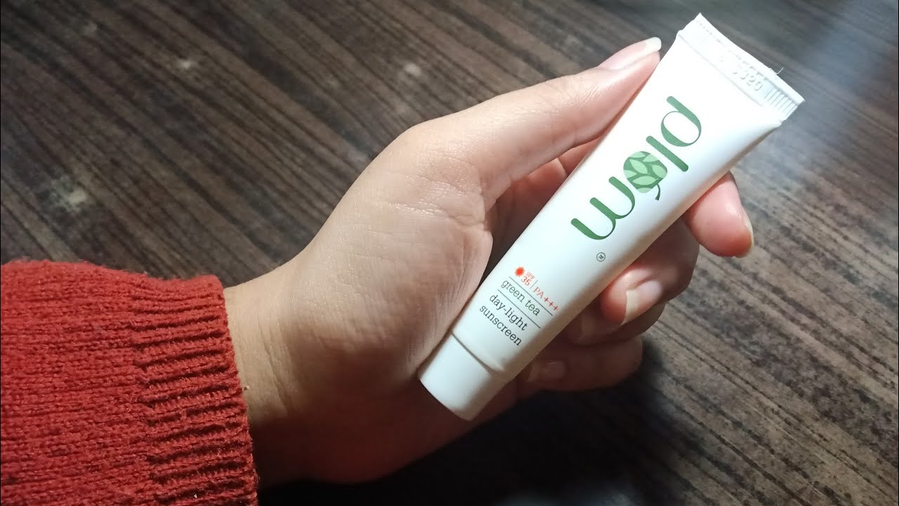 Best Sunscreen for oily skin & acne prone skin! plum green tea day
