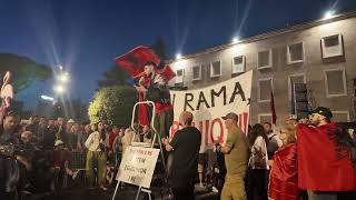 Çfarë ndodhi me të riun në protestë, përse ju mbyll mikrofoni teksa fliste?