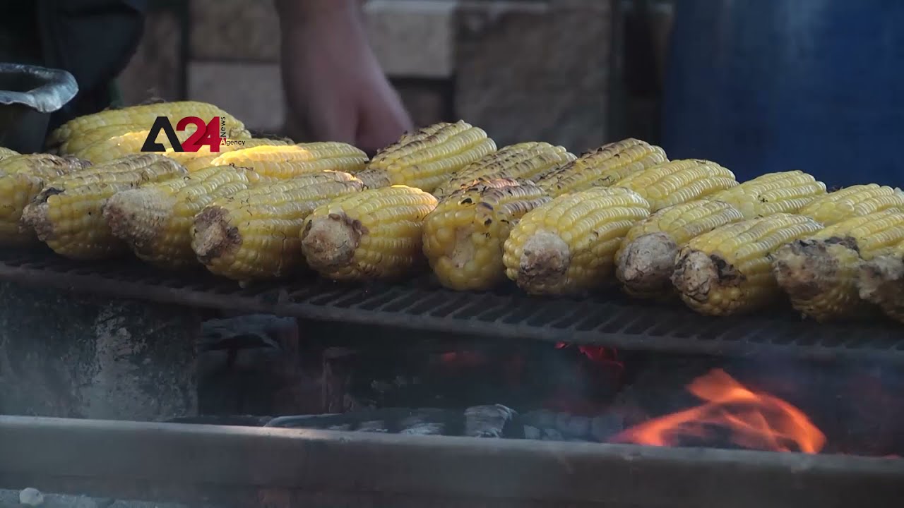 Палестина. Продавец кукурузы на набережной Корниш придумывает уникальный метод ее приготовления, ...