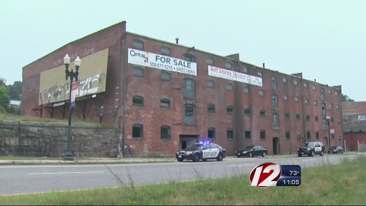 Armed man on Fall River roof taken into custody - YouTube