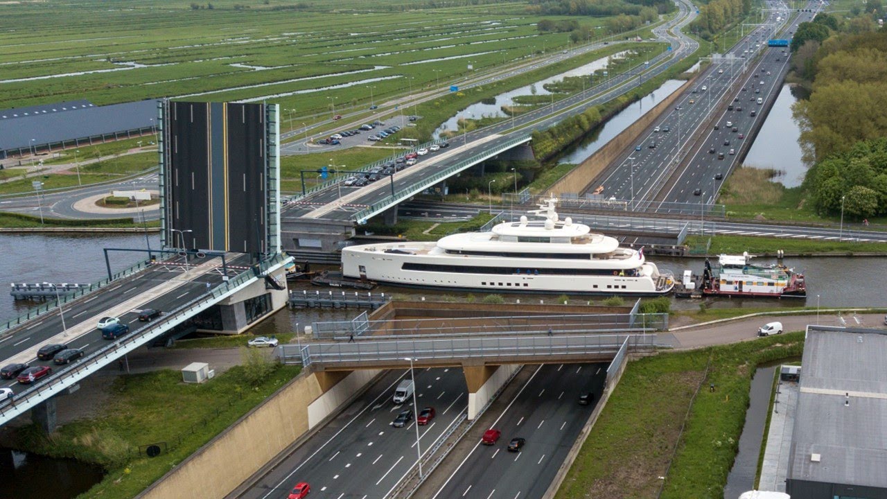 Geheimzinnig superjacht Project 823 te water bij Feadship