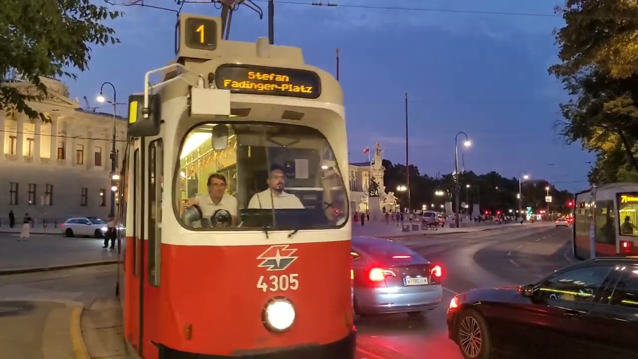 Wien: Dr. Karl Renner-Ring (Parlament Österreich). Tram nr. 4305, route 71