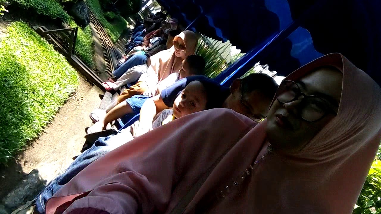  Naik  kereta  mini di taman  bunga  nusantara  YouTube