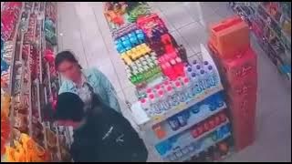 tertangkap CCTV, pasangan muda bercumbu di sebuah minimarket