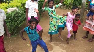 Danssporten met kinderen theepluksters Sri Lanka, Greenfield Tea Estate.
