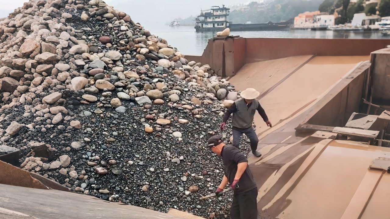 Barge unloading 3540 tons of ore and pebbles - Work vlog on the barge