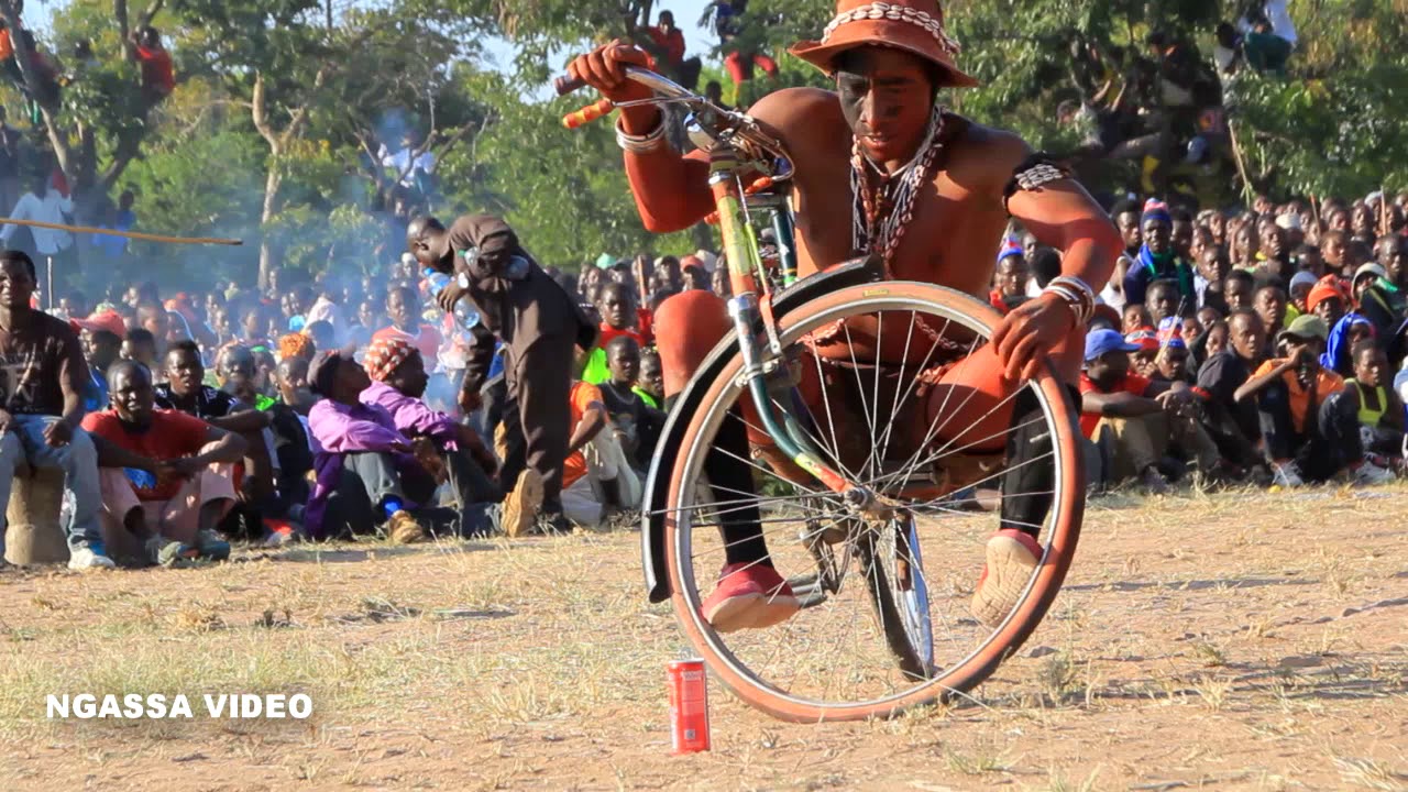 MAAJABU YA MWANAKWELA akiwa na ngelela wakipana katika Kijiji cha mwamulapa