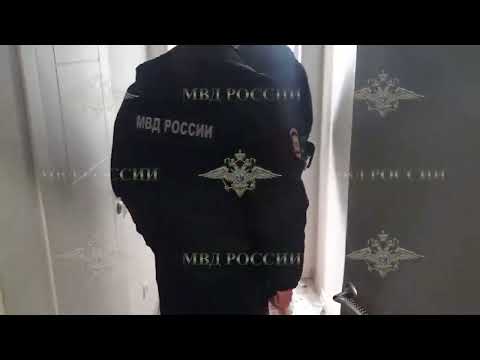 В Московской области полицейские спасли собаку, которая долгое время находилась в запертой квартире