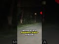 Un tigre salta sobre una moto