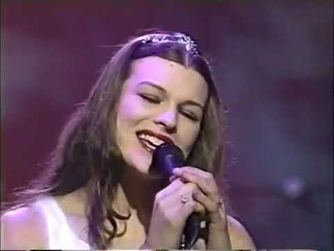 Милла Йовович Milla Jovovich исполняет песню