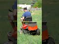 Al lavoro con il trattorino elettrico