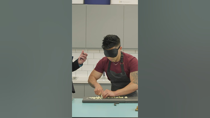 Most slices of garlic sliced while blindfolded in 30 seconds - 127 by Wallace Wong 🔪
