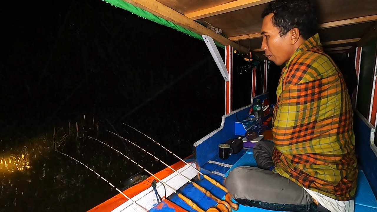Bermalam diperahu diguyur hujan deras sampai pagi ketika camping and fishing di sungai