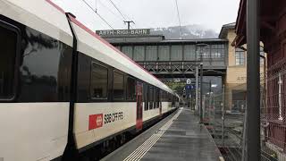 Der RBDe560 322-2 schiebt ihre Domino kompination in den Bahnhof Arth-Goldau als S3 nach Brunnen.