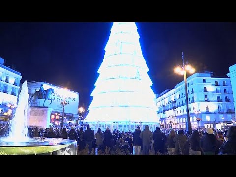 Hundreds of people gathered in Madrid to welcome the Christmas season