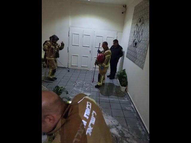 הכבאים גורפים את המים מאולם השמחות