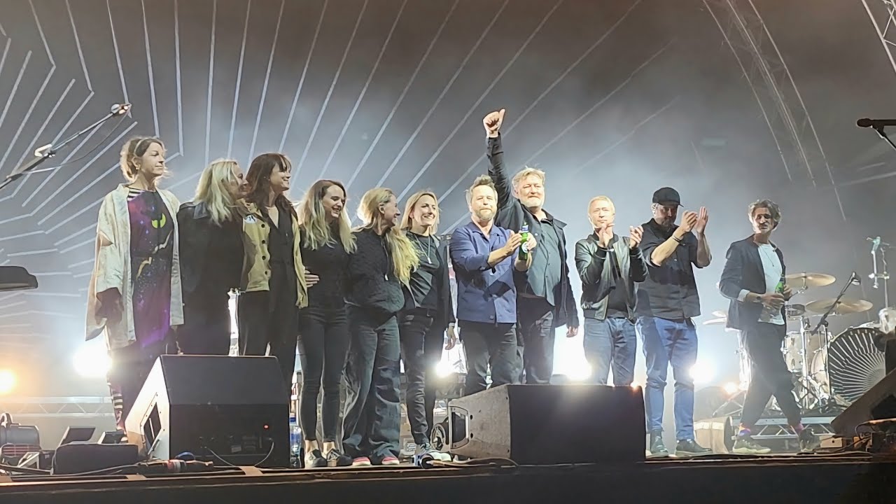 Elbow - One Day Like This (end of show encore) Trinity College Dublin