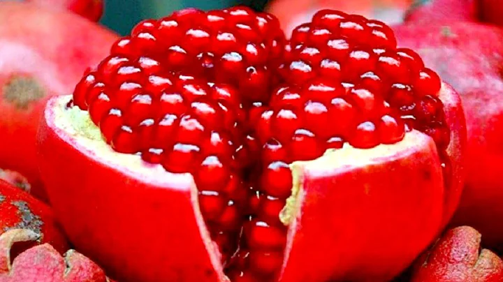 The BEST Way To Open and  Eat a Pomegranate