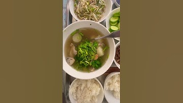 Bữa cơm trưa đạm bạc với cá cơm kho quẹt, giá xào tỏi, canh sườn non