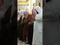 الحذيفي يلتفت عشان يشوف الفاتح على الامام موجود ولا علشان الحذيفي ياخذ مكان الفاتح ويصحح للإمام 