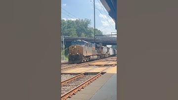 CSX manifest with a YN2 trailing at Woodbourne!!! #train #railfan #csx #shorts #railway #csxt