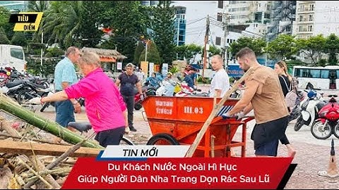 Du Khách Nước Ngoài Hì Hục Giúp Người Dân Nha Trang Dọn Rác Sau Lũ