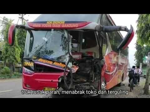 BUS SUGENG RAHAYU TABRAK TRUK HINGGA HANCUR