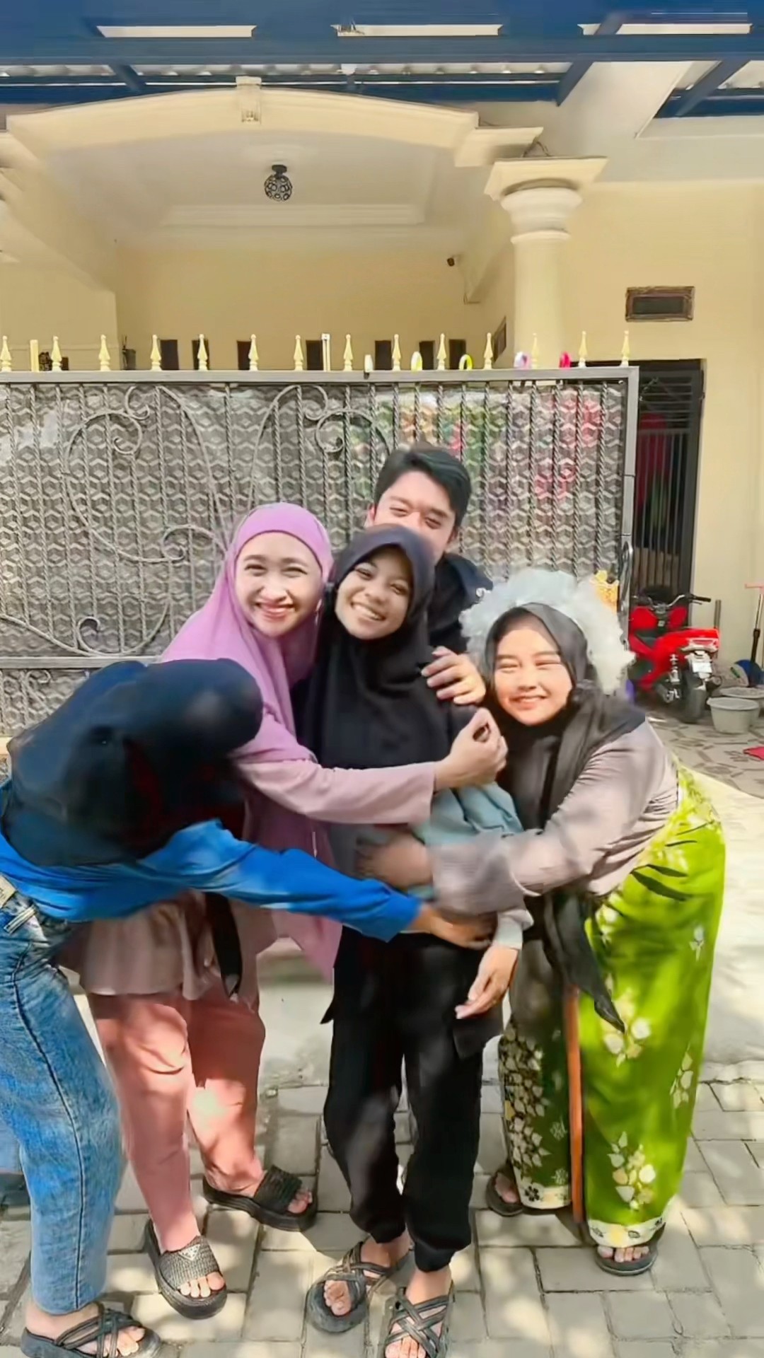KALIAN SUKA DIPELUK JUGA GA NI