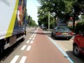 Gevaarlijk: vrachtauto overrijdt bijna snorfietser