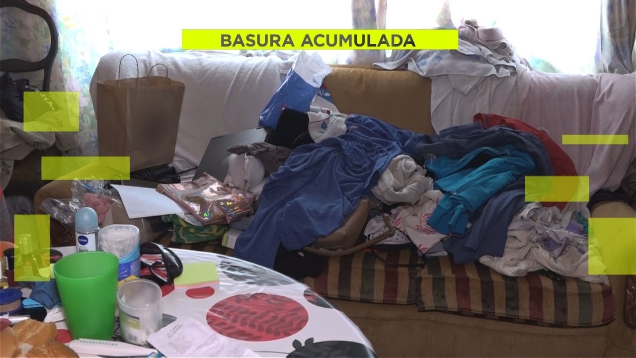 Desahucian a 2 vecinos con Diógenes y cierran la vivienda con toda la suciedad dentro, en Valdemoro
