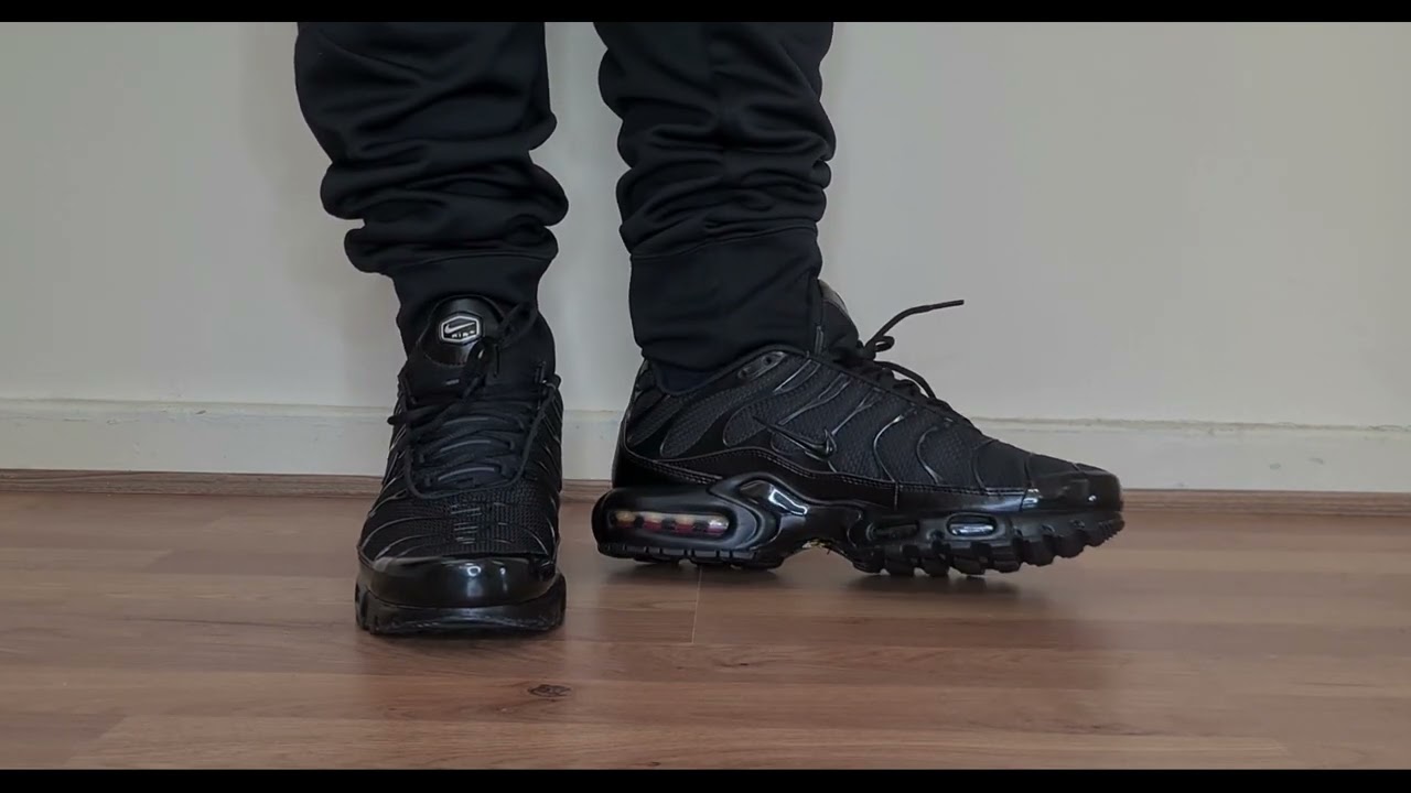 plain black nike tns